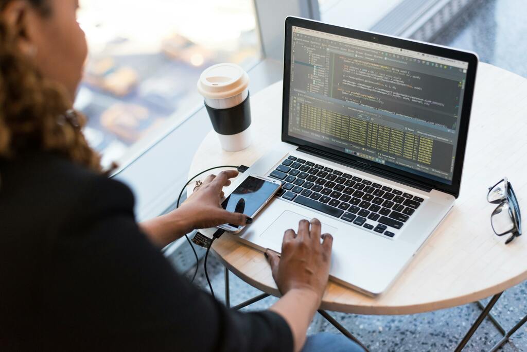Développeur informatique en action, écrivant du code sur ordinateur
